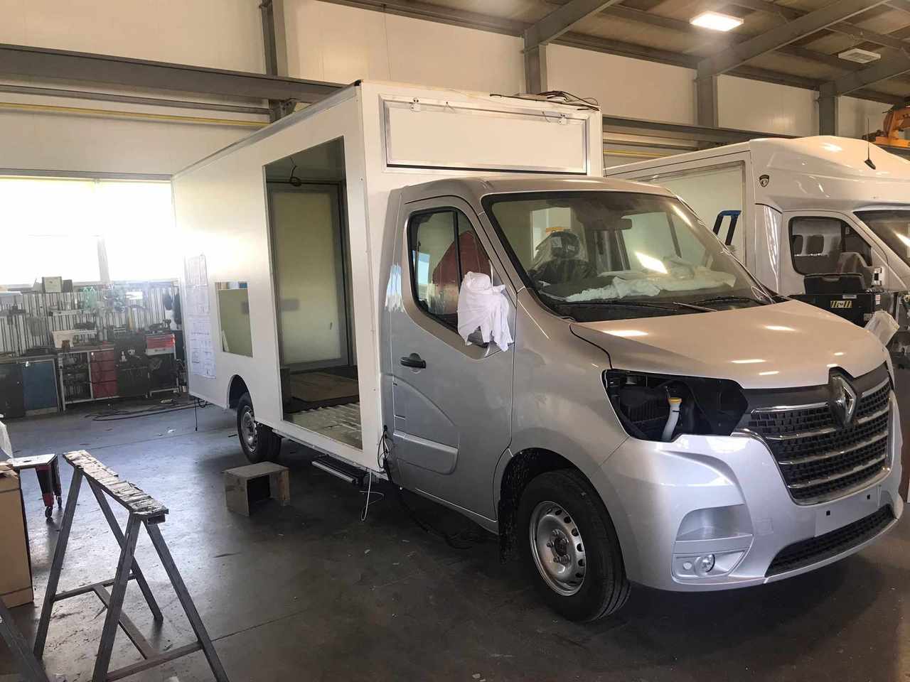 servisni-auto-renault-stavba-svc-group výrobce tažných a automobilů