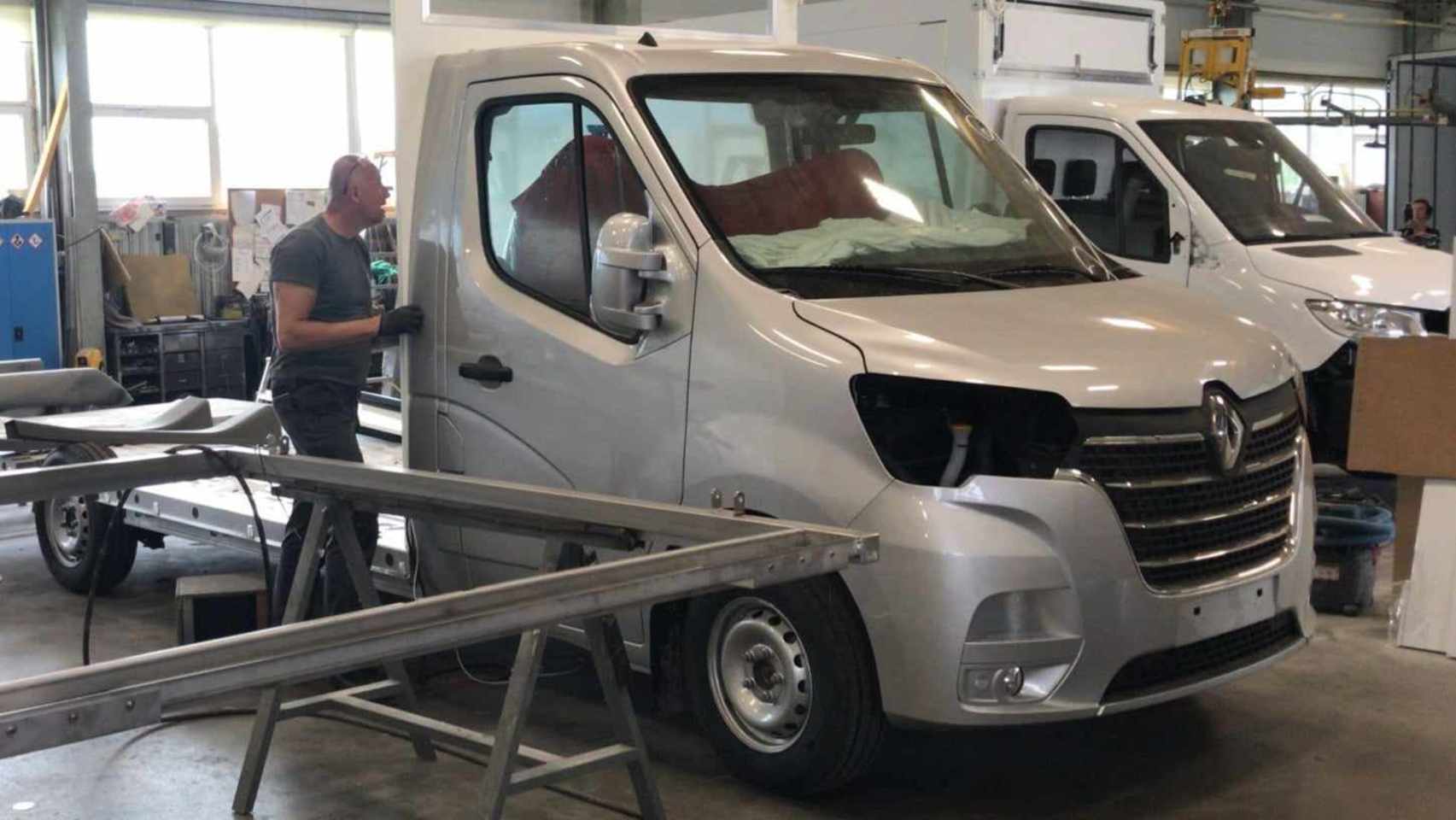 servisni-auto-renault-stavba-svc-group výrobce tažných a automobilů