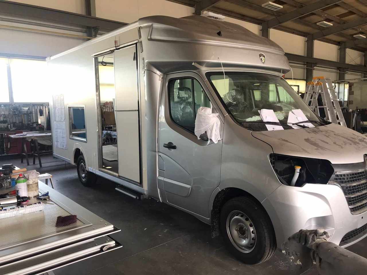 servisni-auto-renault-stavba-svc-group výrobce tažných a automobilů