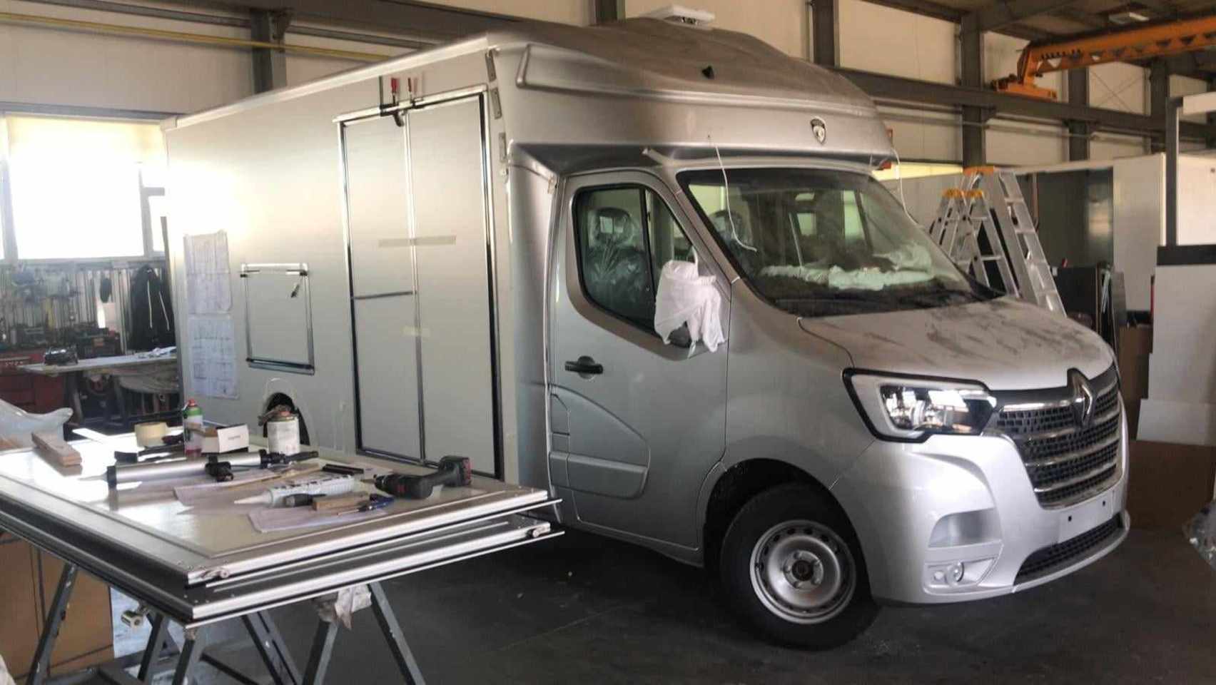 servisni-auto-renault-stavba-svc-group výrobce tažných a automobilů