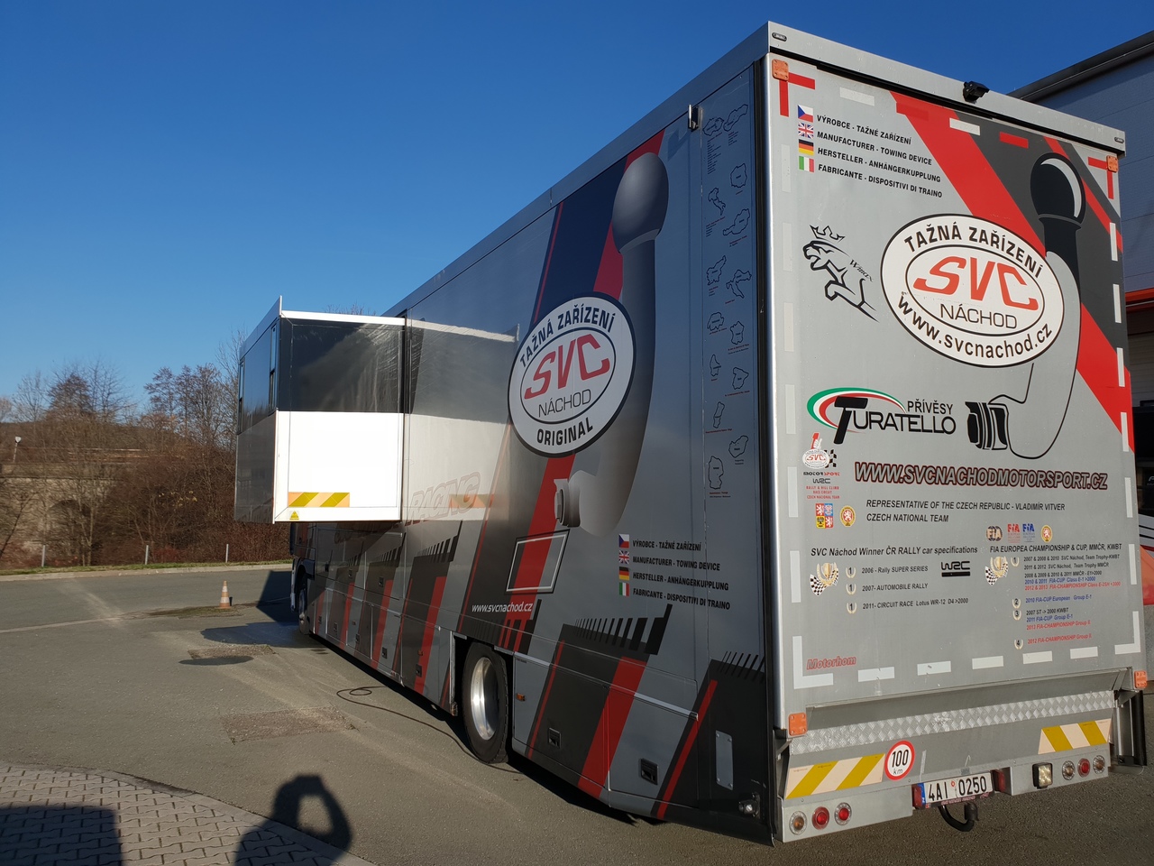 SVC Group tažné zařízení a výrobce nástavby vozidla DAF obytný kamion. Přeprava a spaní pro 6 lidí. přeprava dvou vozidel 