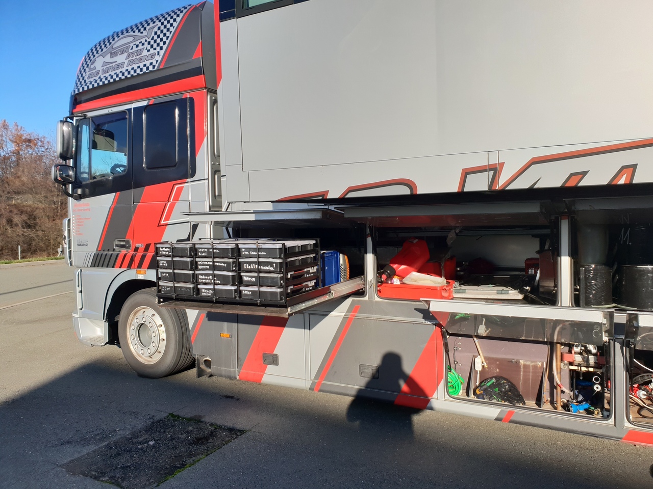 SVC Group tažné zařízení a výrobce nástavby vozidla DAF obytný kamion. Přeprava a spaní pro 6 lidí. přeprava dvou vozidel 
