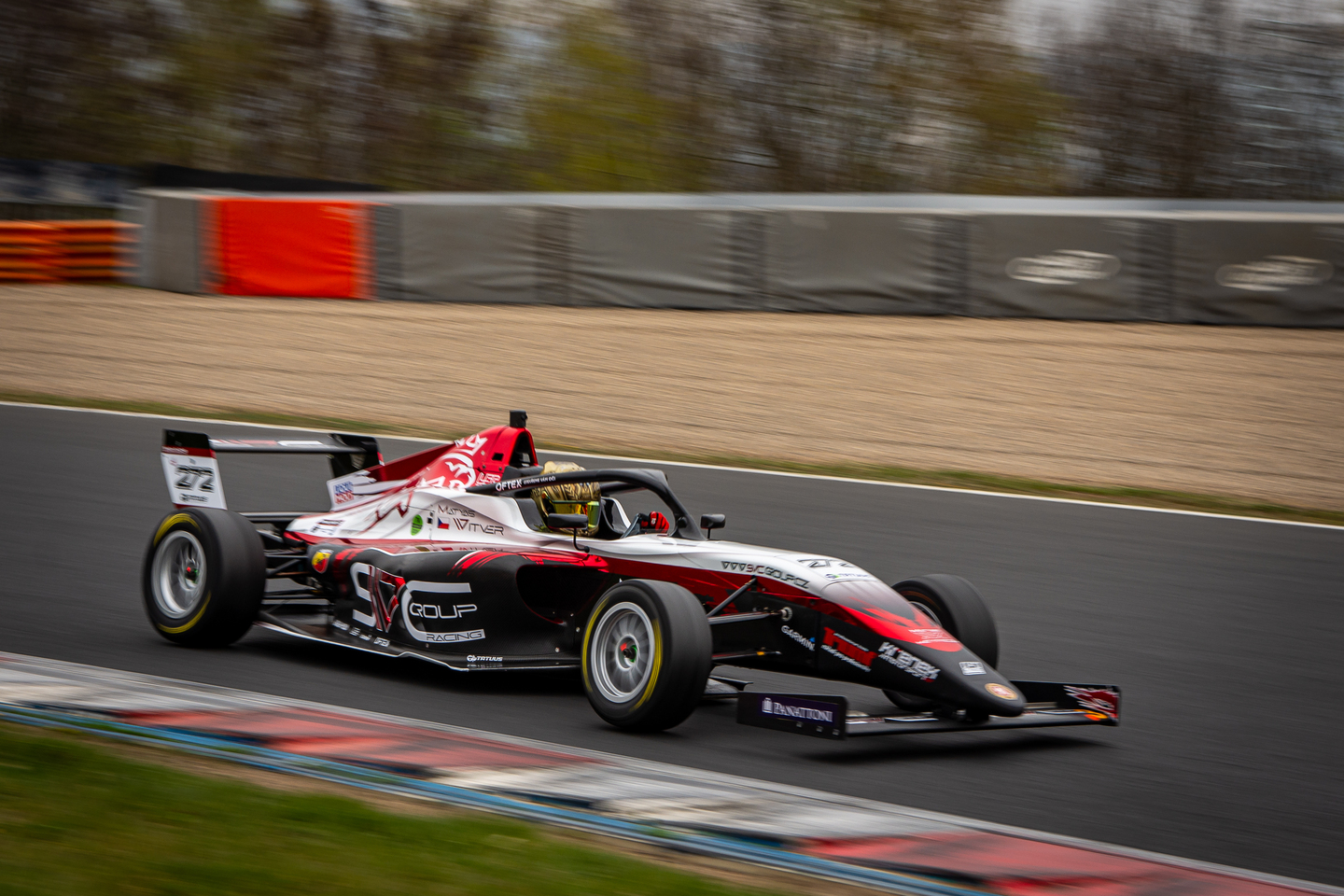 Matyas Vitver Tatuus F4 a Ambasador SVC GROUP výroba tažných zařízení.  