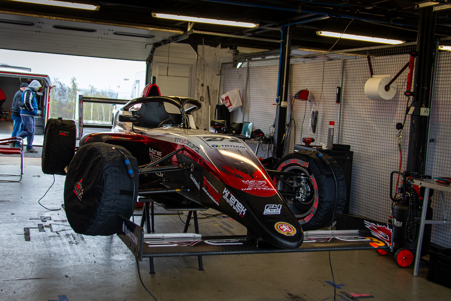 Matyas Vitver Tatuus F4 a Ambasador SVC GROUP výroba tažných zařízení.  