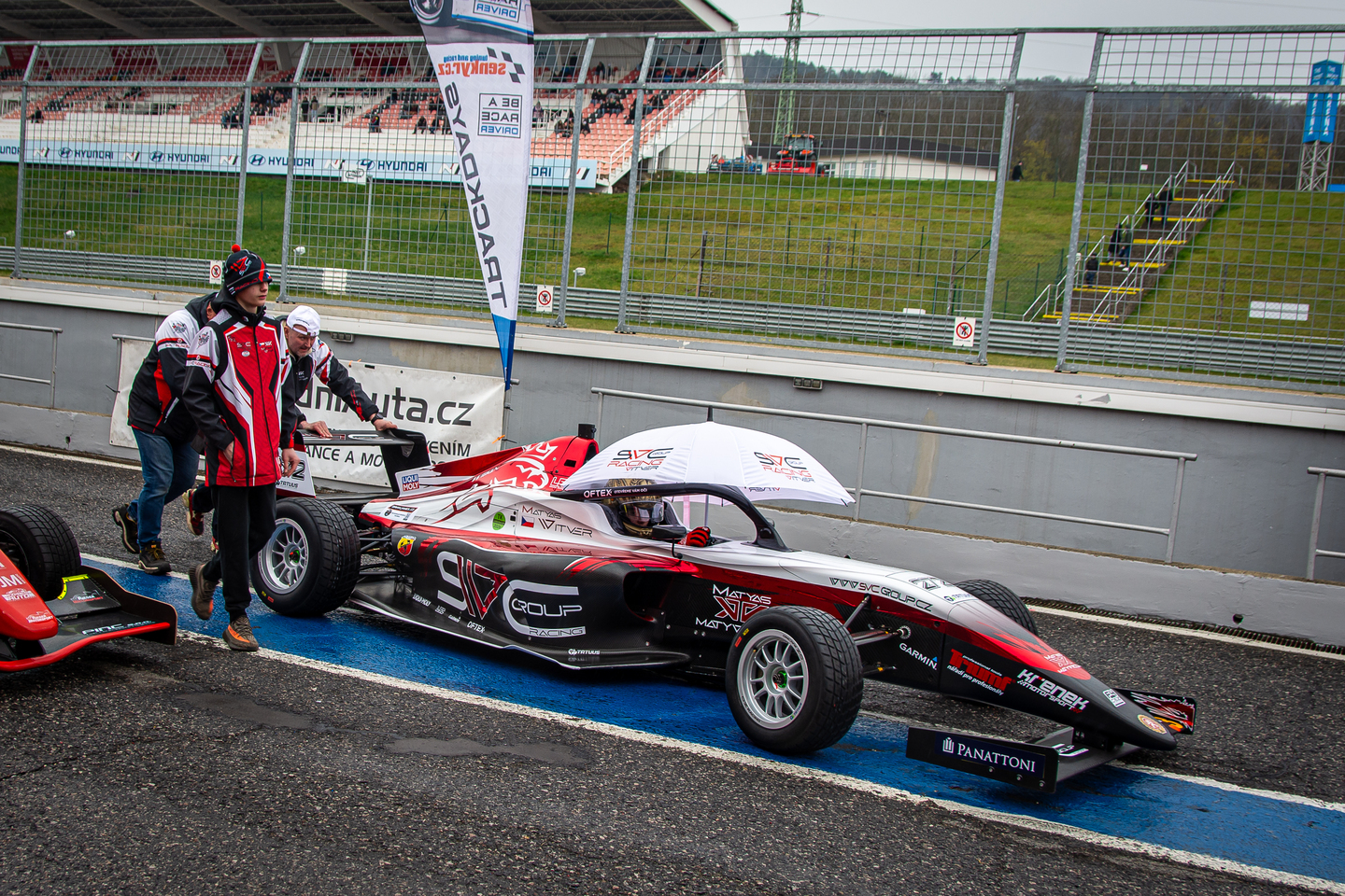 Matyas Vitver Tatuus F4 a Ambasador SVC GROUP výroba tažných zařízení.  