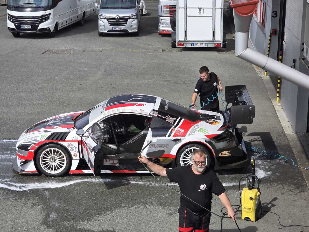 DEN MOTORSPORTU ROZBURÁCEL CENTRUM NÁCHODA – SVC GROUP výroba tažné zařízení